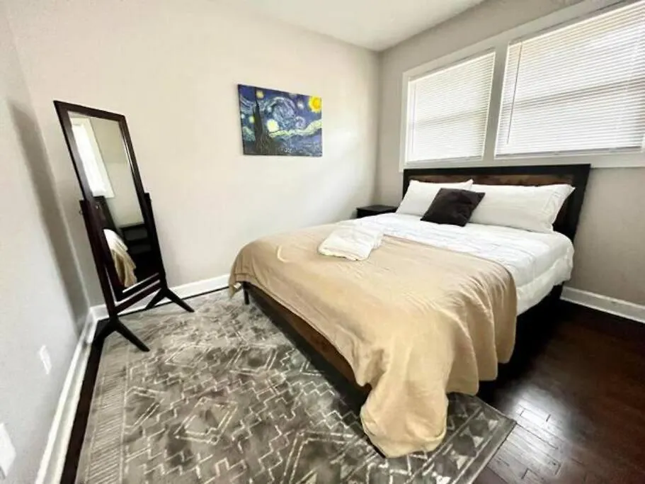 Cheerful 2-Story Apt W/ High Speed Wi-Fi & Patio! Charlotte