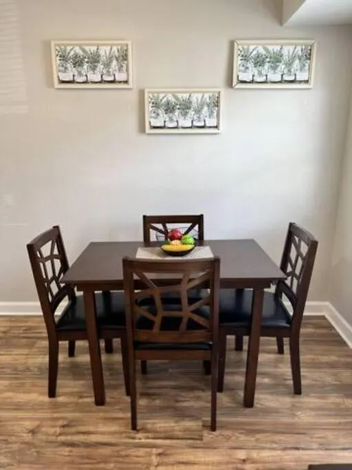 Cheerful 2-Story Apt W/ High Speed Wi-Fi & Patio! Charlotte 0*,
