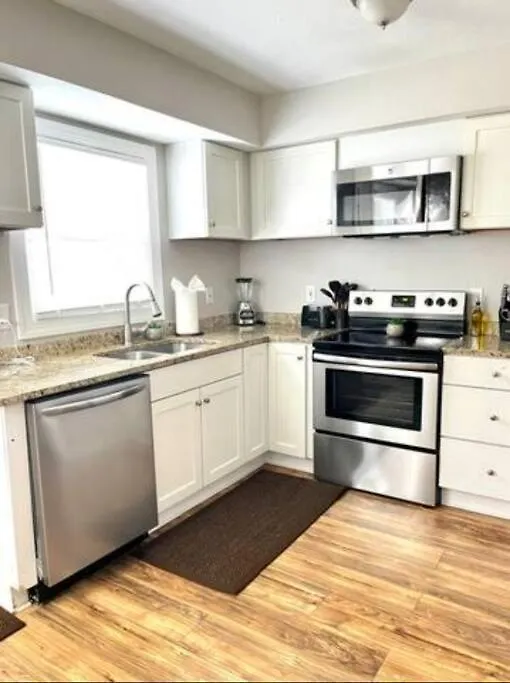 Cheerful 2-Story Apt W/ High Speed Wi-Fi & Patio! Charlotte